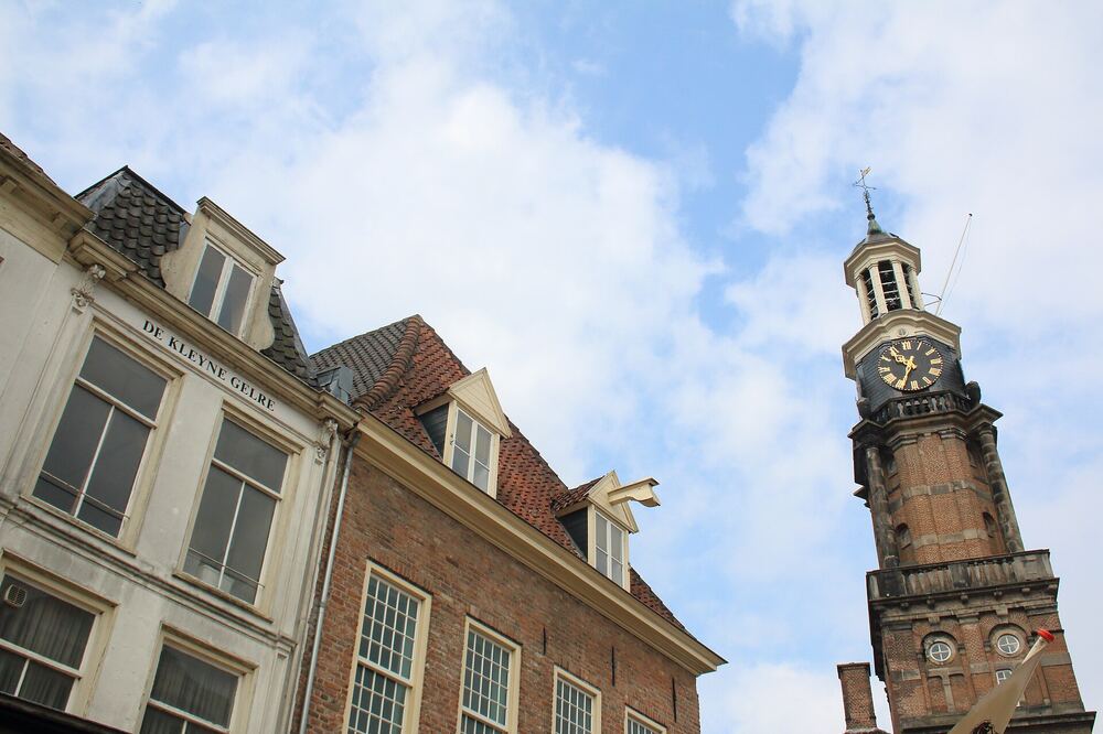 Historische gevels met de Wijnhuistoren in de binnenstad van Zutphen