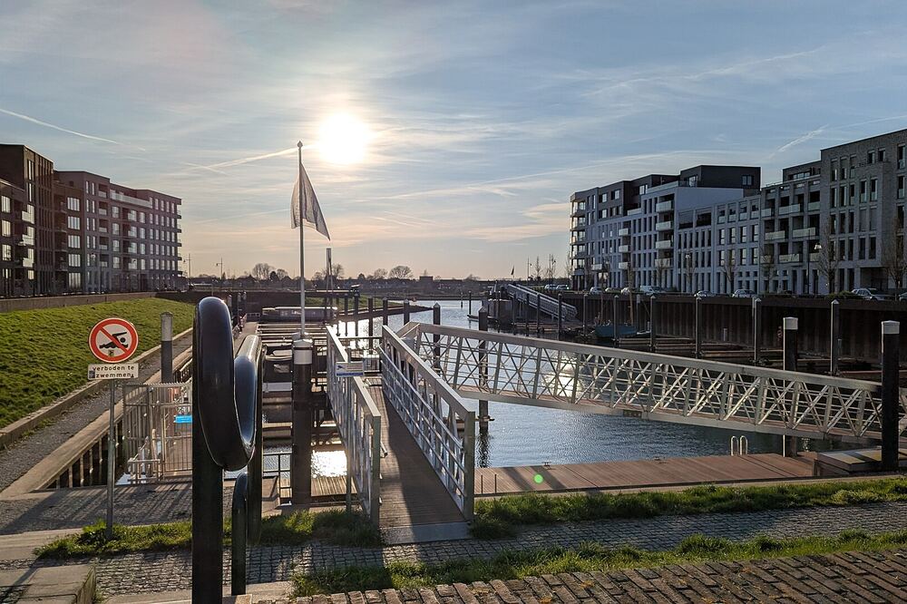 De Noorderhaven in Zutphen met moderne kadewoningen in avondlicht